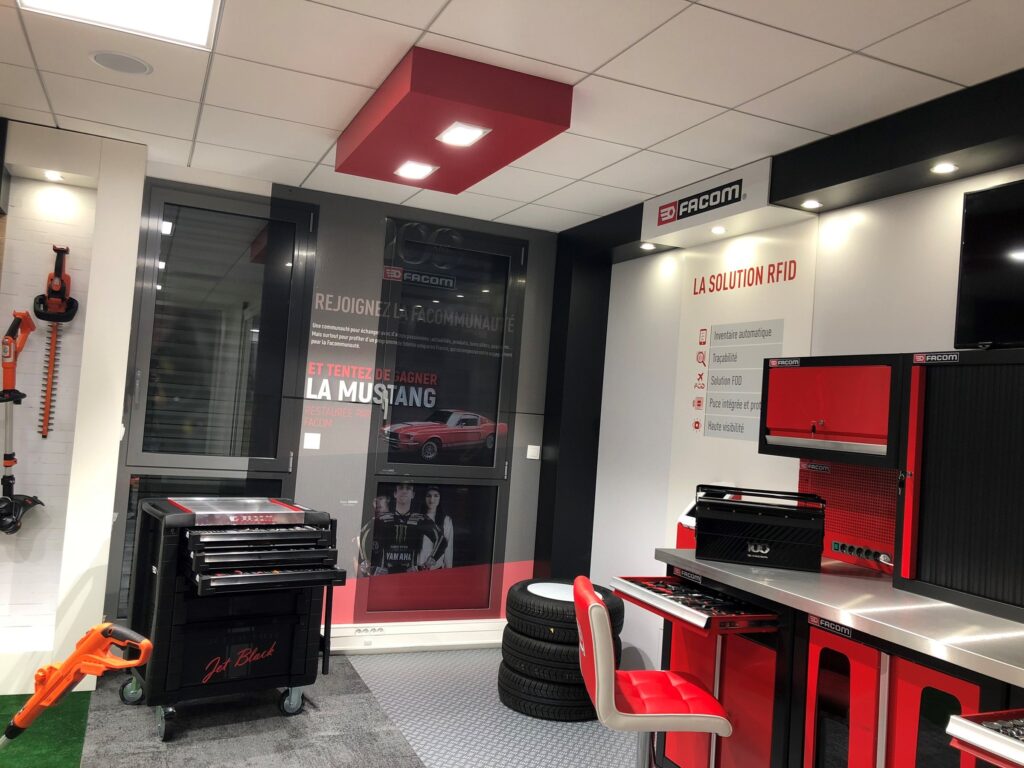 Zoom sur la zone Facom du showroom SDBINC
