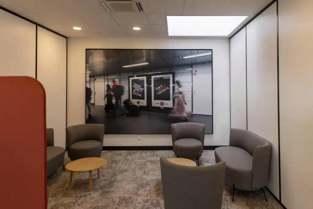 Aménagement d'une zone cosy au milieu des bureaux