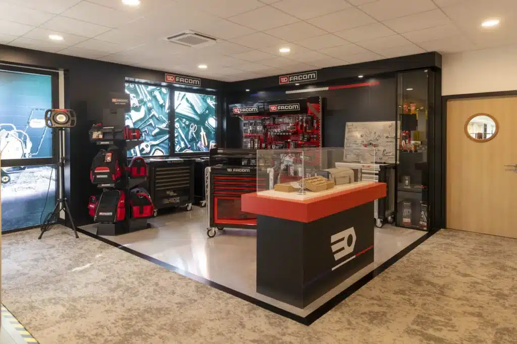 Show room Facom à l'intérieur des bureaux